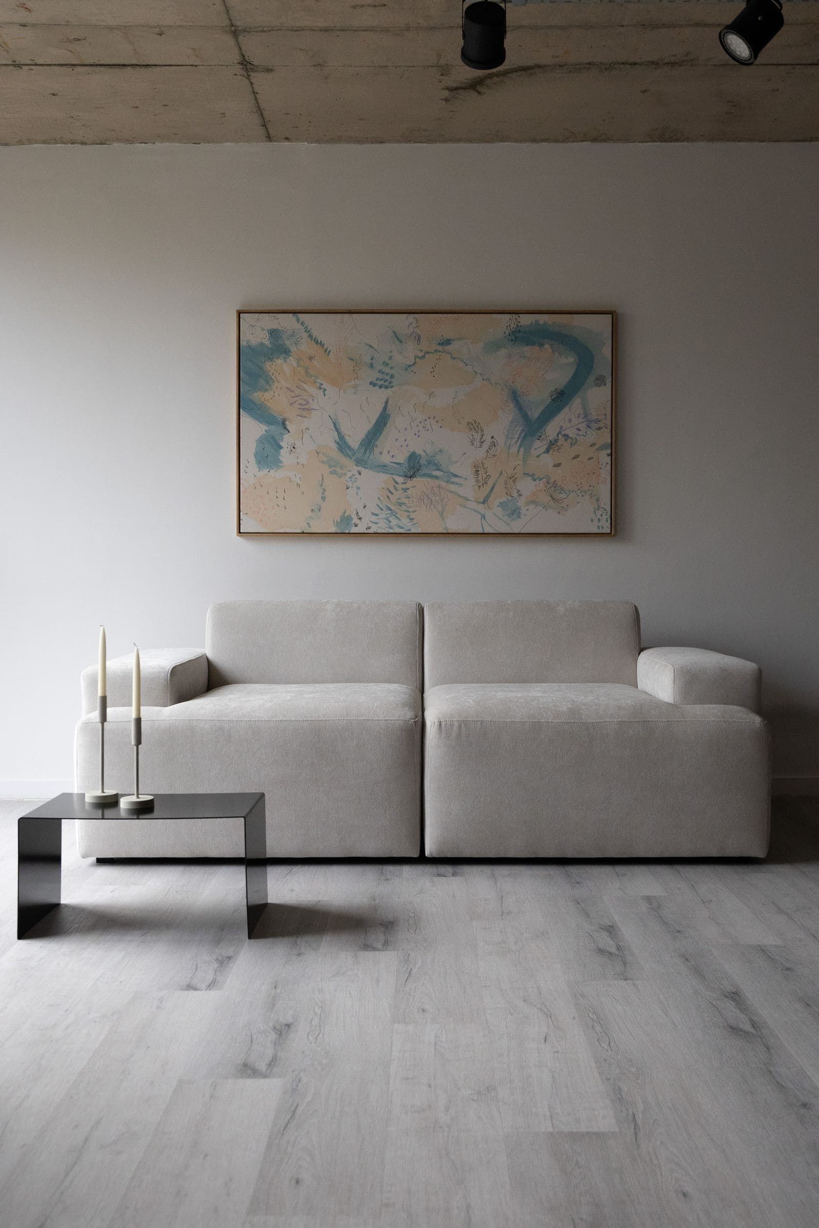 Fénix — Sofá modular en tela crema/beige cálido, apoyabrazos amplios y planos.